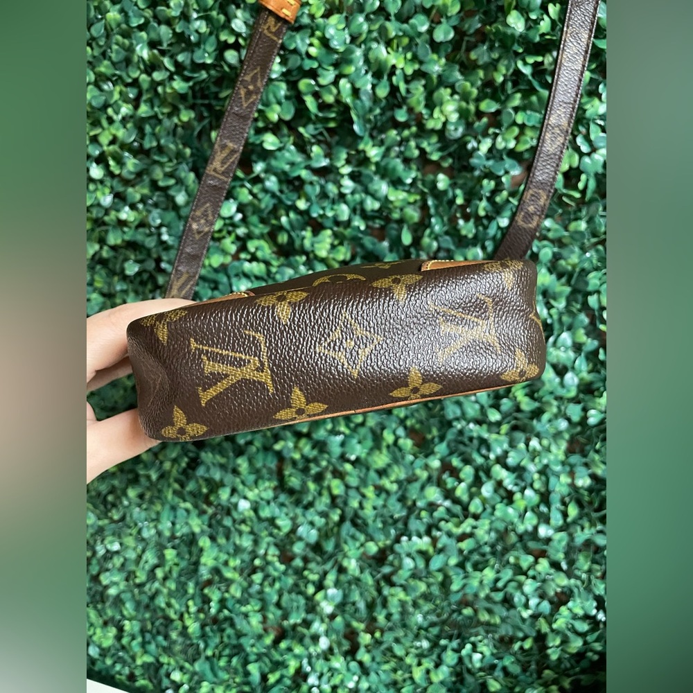 Louis Vuitton - Vintage Danube Monogram Canvas Crossbody Bag - 2002 - Picture 8 of 16
